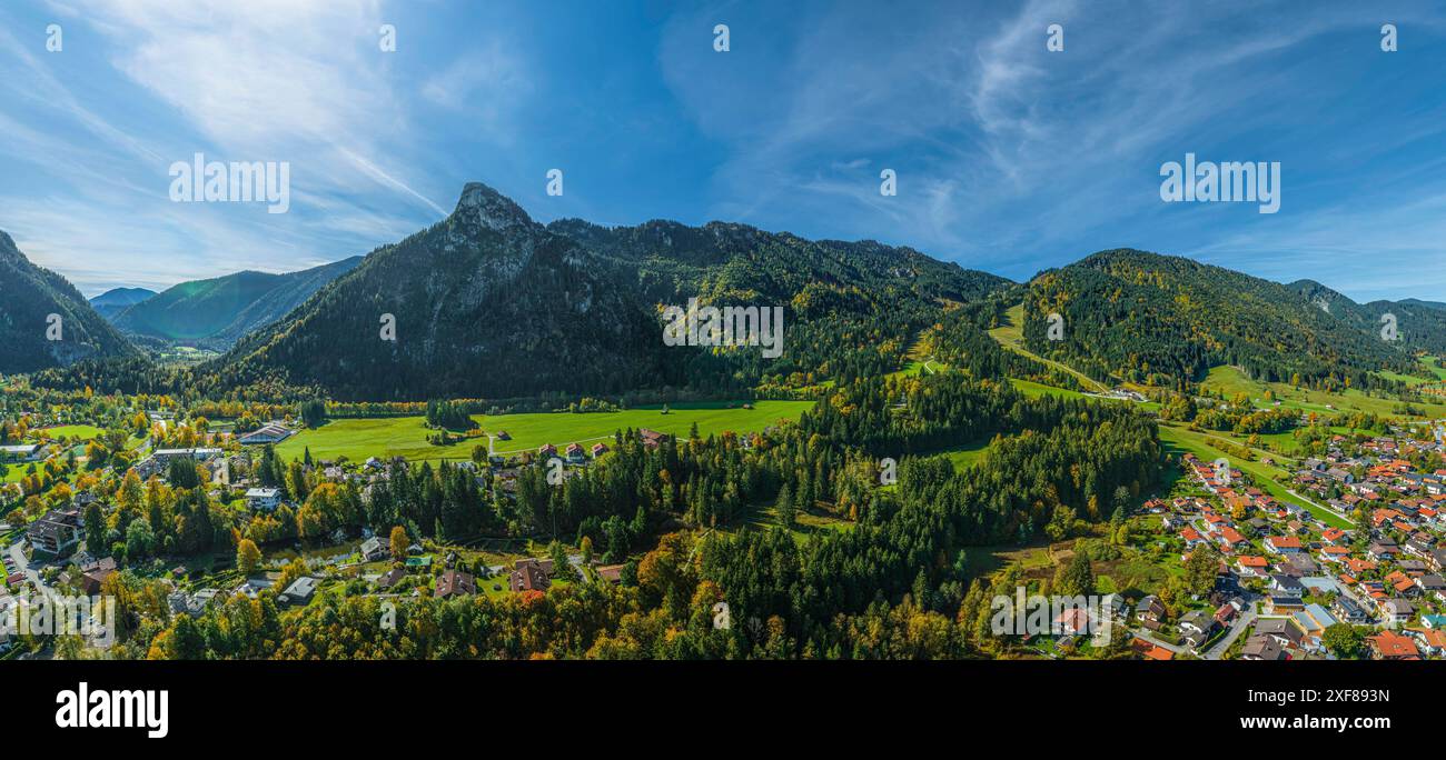 Herbstlicher Ausblick auf die Region Oberammergau an einem sonnigen Oktobertag der Passionsspielort Oberammergau im Naturpark Ammergauer Alpen Oberamm Stockfoto
