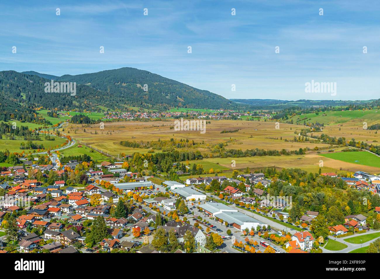 Herbstlicher Ausblick auf die Region Oberammergau an einem sonnigen Oktobertag der Passionsspielort Oberammergau im Naturpark Ammergauer Alpen Oberamm Stockfoto