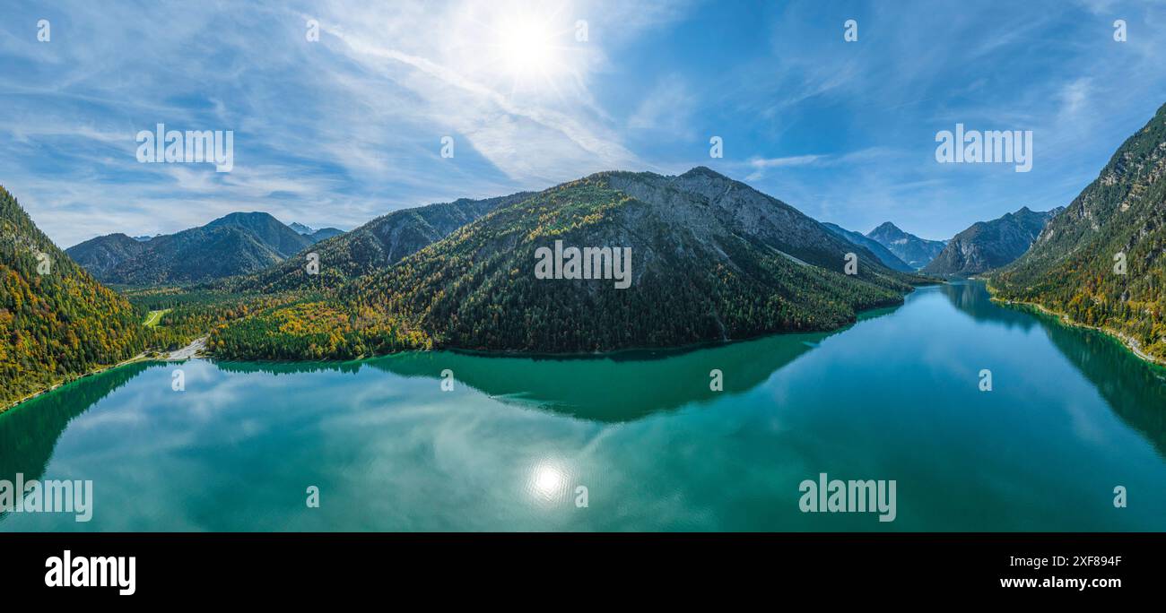 Ausblick auf den herrlich in den Tiroler Alpen gelegen Plansee im Naturpark Reutte der östliche Teil des Plansees in Tirol aus der Luft Reutte Planse Stockfoto