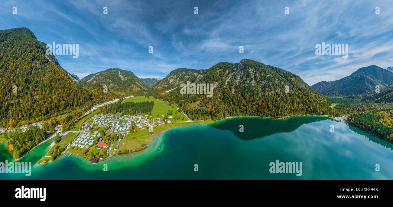 Ausblick auf den herrlich in den Tiroler Alpen gelegen Plansee im Naturpark Reutte der östliche Teil des Plansees in Tirol aus der Luft Reutte Planse Stockfoto