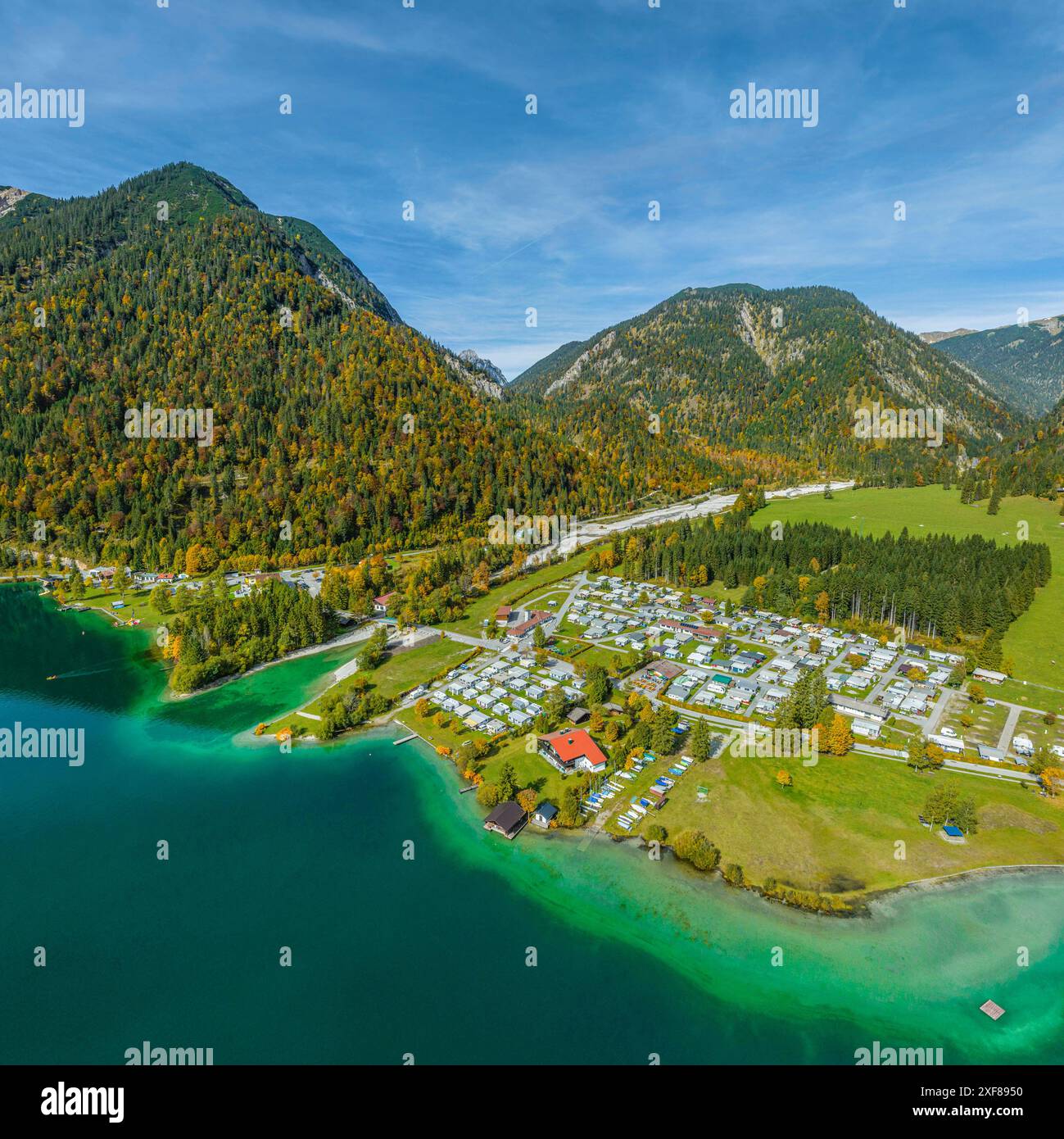 Ausblick auf den herrlich in den Tiroler Alpen gelegen Plansee im Naturpark Reutte der östliche Teil des Plansees in Tirol aus der Luft Reutte Planse Stockfoto