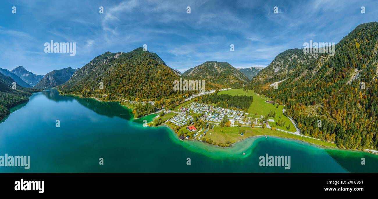 Ausblick auf den herrlich in den Tiroler Alpen gelegen Plansee im Naturpark Reutte der östliche Teil des Plansees in Tirol aus der Luft Reutte Planse Stockfoto