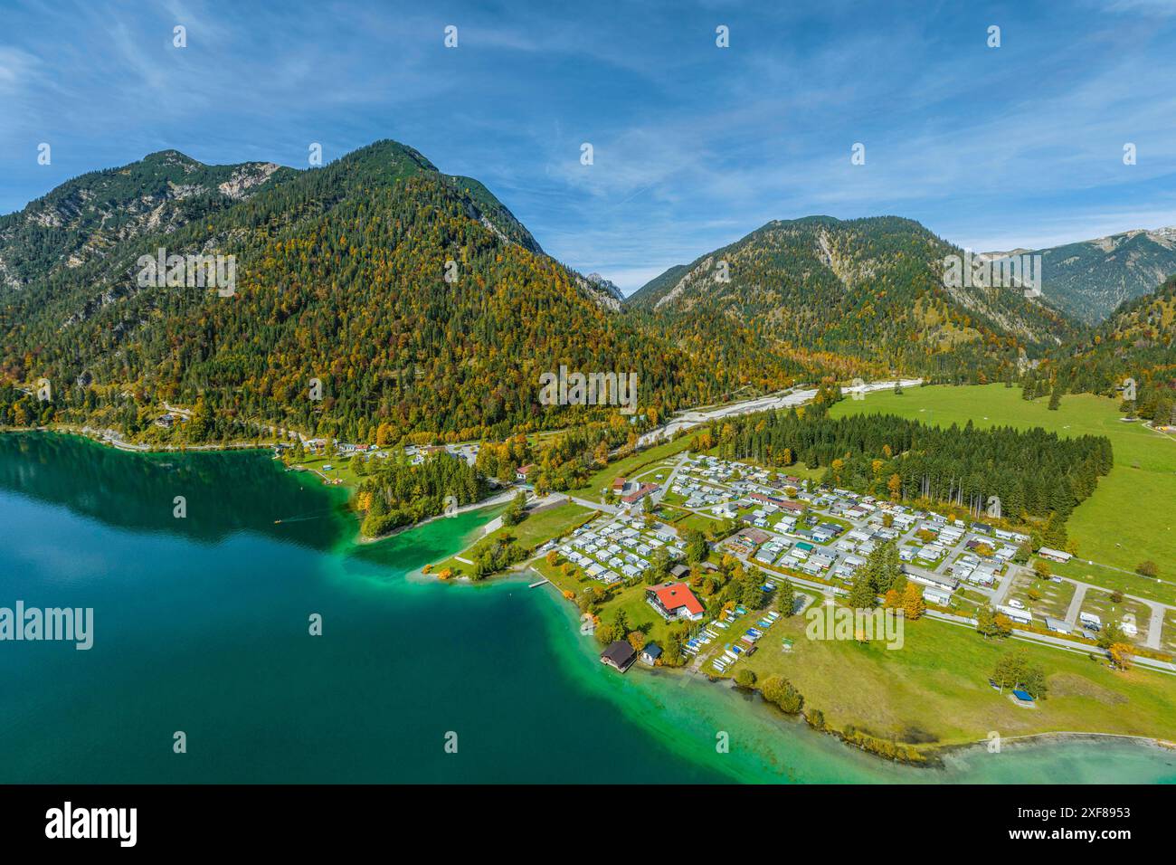 Ausblick auf den herrlich in den Tiroler Alpen gelegen Plansee im Naturpark Reutte der östliche Teil des Plansees in Tirol aus der Luft Reutte Planse Stockfoto