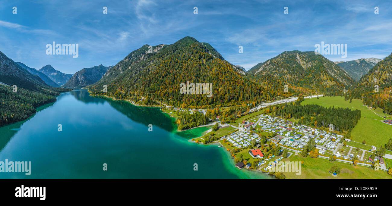 Ausblick auf den herrlich in den Tiroler Alpen gelegen Plansee im Naturpark Reutte der östliche Teil des Plansees in Tirol aus der Luft Reutte Planse Stockfoto