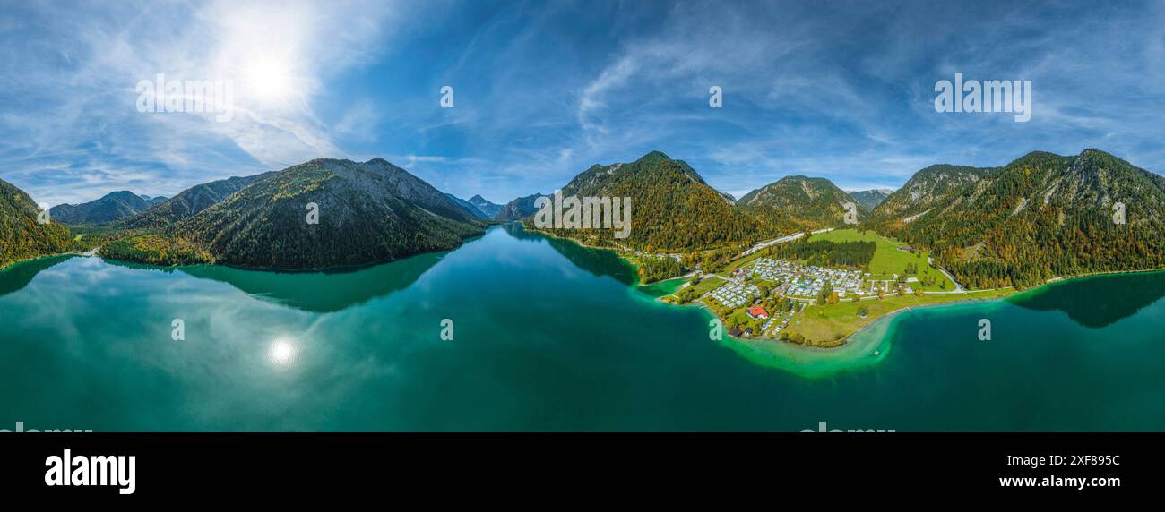Ausblick auf den herrlich in den Tiroler Alpen gelegen Plansee im Naturpark Reutte der östliche Teil des Plansees in Tirol aus der Luft Reutte Planse Stockfoto