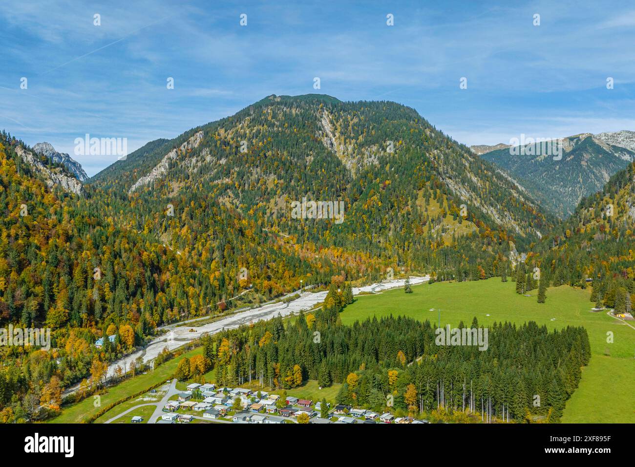Ausblick auf den herrlich in den Tiroler Alpen gelegen Plansee im Naturpark Reutte der östliche Teil des Plansees in Tirol aus der Luft Reutte Planse Stockfoto
