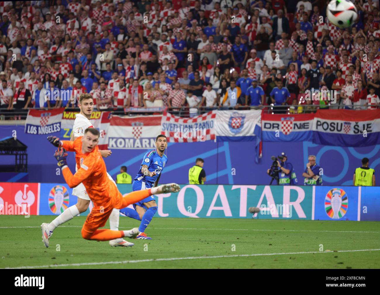 Dortmund, Deutschland. Juni 2024. firo : 24.06.2024, Fußball: UEFA EURO 2024, EM, Europameisterschaft 2024, Gruppenphase, M28, Match 28, Kroatien Kroatien - Italien 1:1 Mattia Zaccagni aus Italien erzielt in der letzten Sekunde das erste Tor seiner Mannschaft gegen Torhüter Dominik Livakovic aus Kroatien der Italiener Mattia Zaccagni erzielt in der letzten Sekunde das erste Tor seiner Mannschaft gegen den kroatischen Torhüter Dominik Livakovic und erzielt es 1:1. Quelle: dpa/Alamy Live News Stockfoto