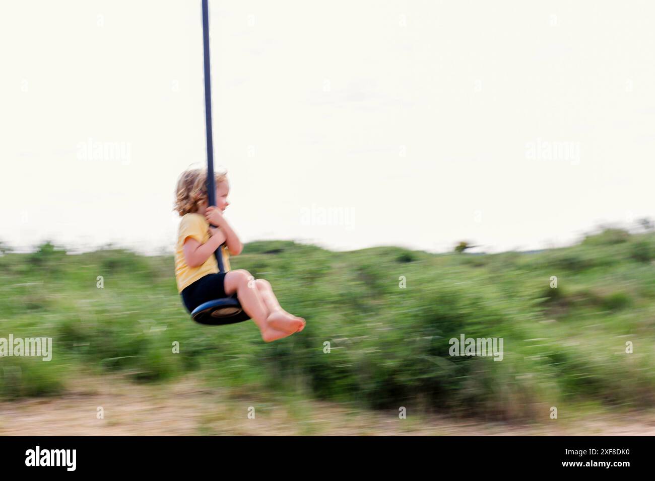 Borkum, Deutschland. Mai 2024. Kleinkind in einer Seilbahn auf einem Kinderspielplatz auf der Nordseeinsel Borkum, 18. Mai 2024. || Modellveröffentlichung verfügbar Guthaben: dpa/Alamy Live News Stockfoto