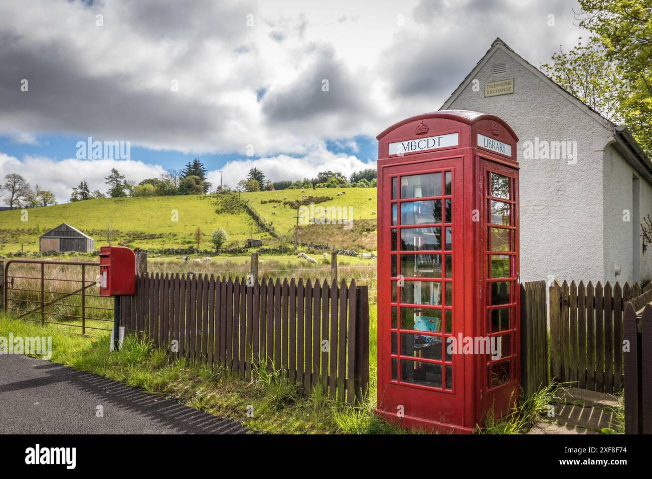 Geographie / Reise, Großbritannien, Schottland, Telefonzelle in Bibliothek in der Nähe von Blacklunans umgewandelt, ADDITIONAL-RIGHTS-CLEARANCE-INFO-NOT-AVAILABLE Stockfoto
