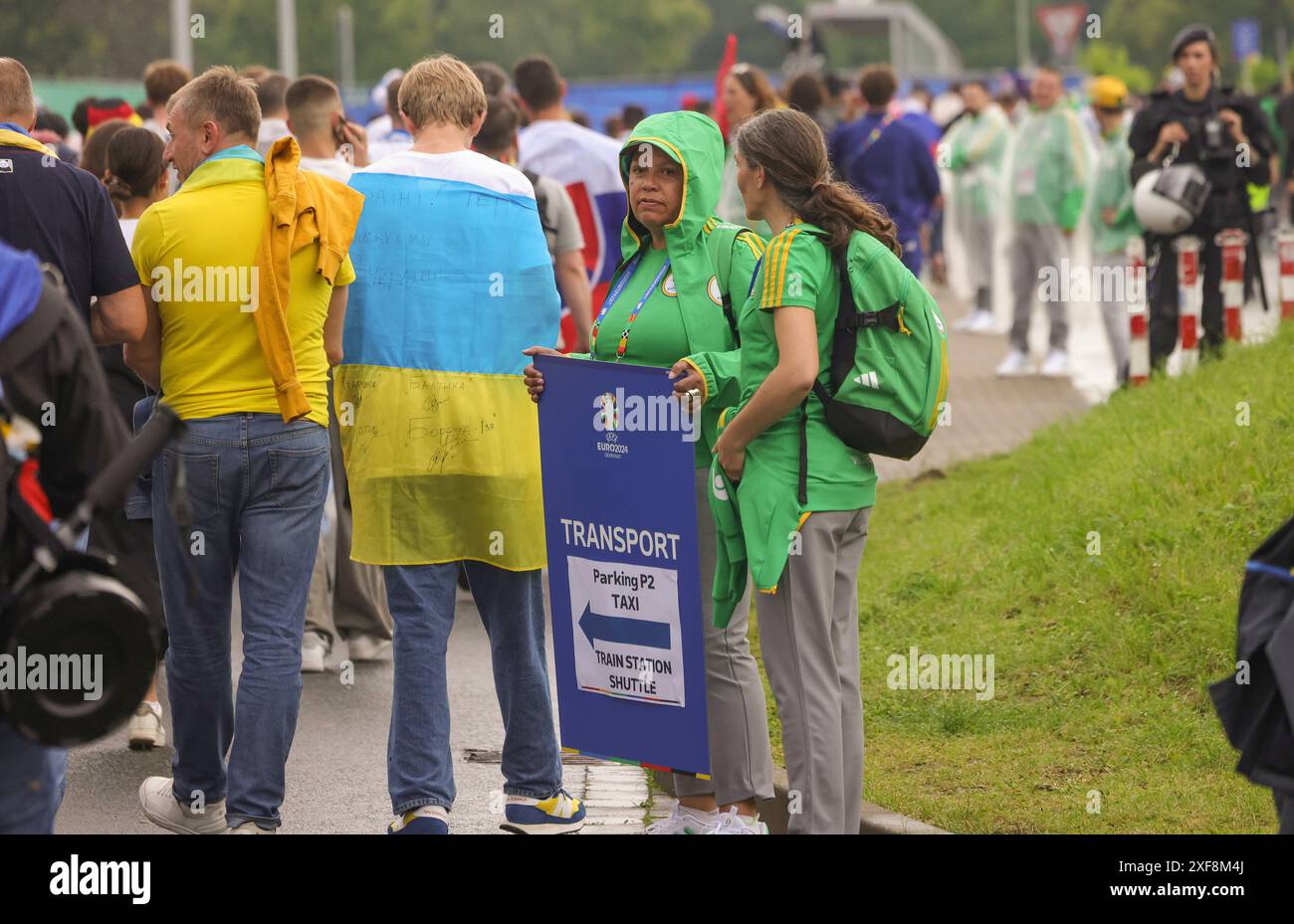 Düsseldorf, Deutschland. Juni 2024. firo : 21.06.2024, Fußball: UEFA EURO 2024, EM, Europameisterschaft 2024, Gruppenphase, M 21, Match 21, Slowakei - Ukraine Freiwillige, die der UEFA beim reibungslosen Ablauf des EURO helfen Freiwillige, die der UEFA beim reibungslosen Ablauf der EURO/dpa/Alamy Live News helfen Stockfoto