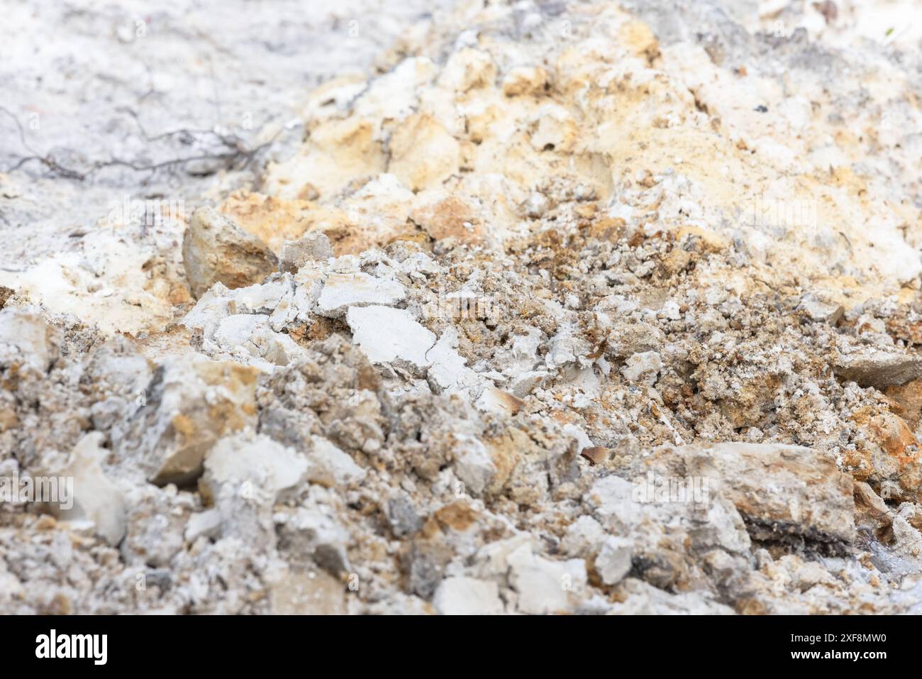 Gelber weißer Ton und Sand, industrieller Hintergrund Stockfoto