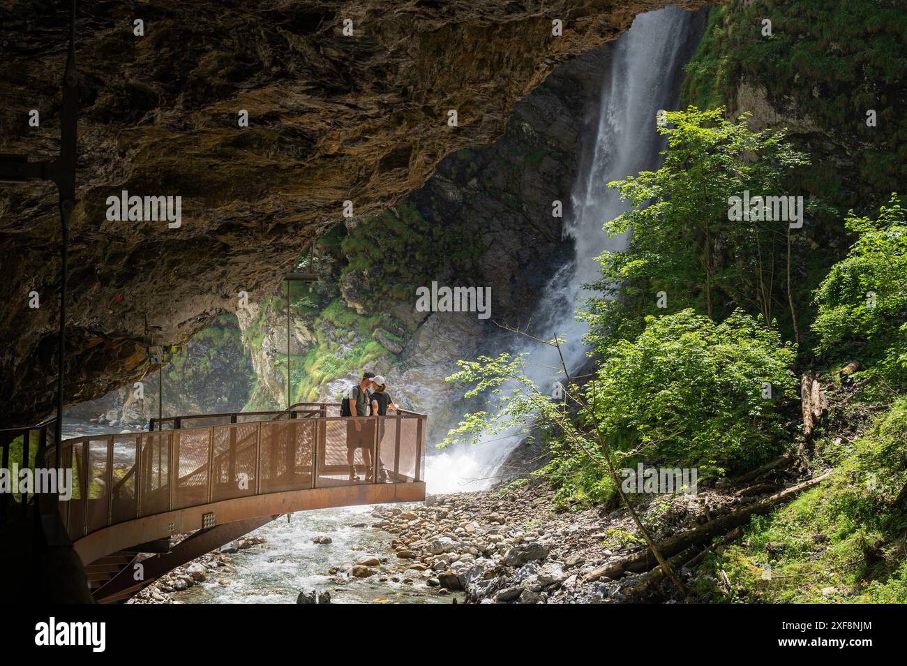 Die Liechtensteinklamm in St. Johann im Pongau in Salzburg, Österreich, ist eine der tiefsten und längsten Schluchten der Alpen. Die Schlucht hat eine Länge von rund 4.000 Metern. Die Klippen sind bis zu 300 Meter hoch und an manchen Stellen ist die Schlucht nur wenige Meter breit. Die „Helix“, eine Wendeltreppe aus Cortenstahl, erhebt sich 30 Meter in die Tiefe und bietet einen „atemberaubenden Blick“ in die Schlucht. - 20240701 PD1533 Credit: APA-PictureDesk/Alamy Live News Stockfoto