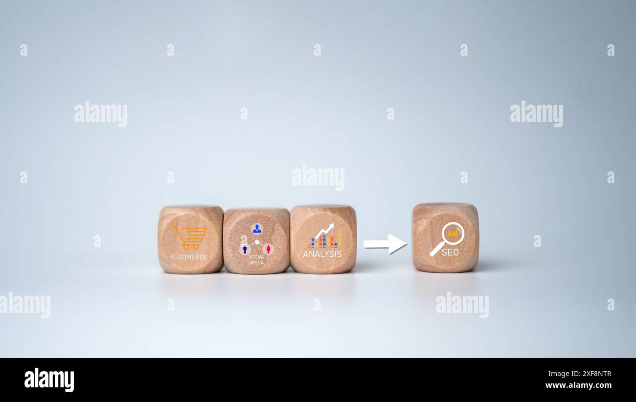 Holzblock mit SEO-Symbol, Suche nach Informationen für seo-Konzept, Verwendung der Web-Konsole für Daten, symbolisiert die Suchmaschinenoptimierung und Knospe Stockfoto