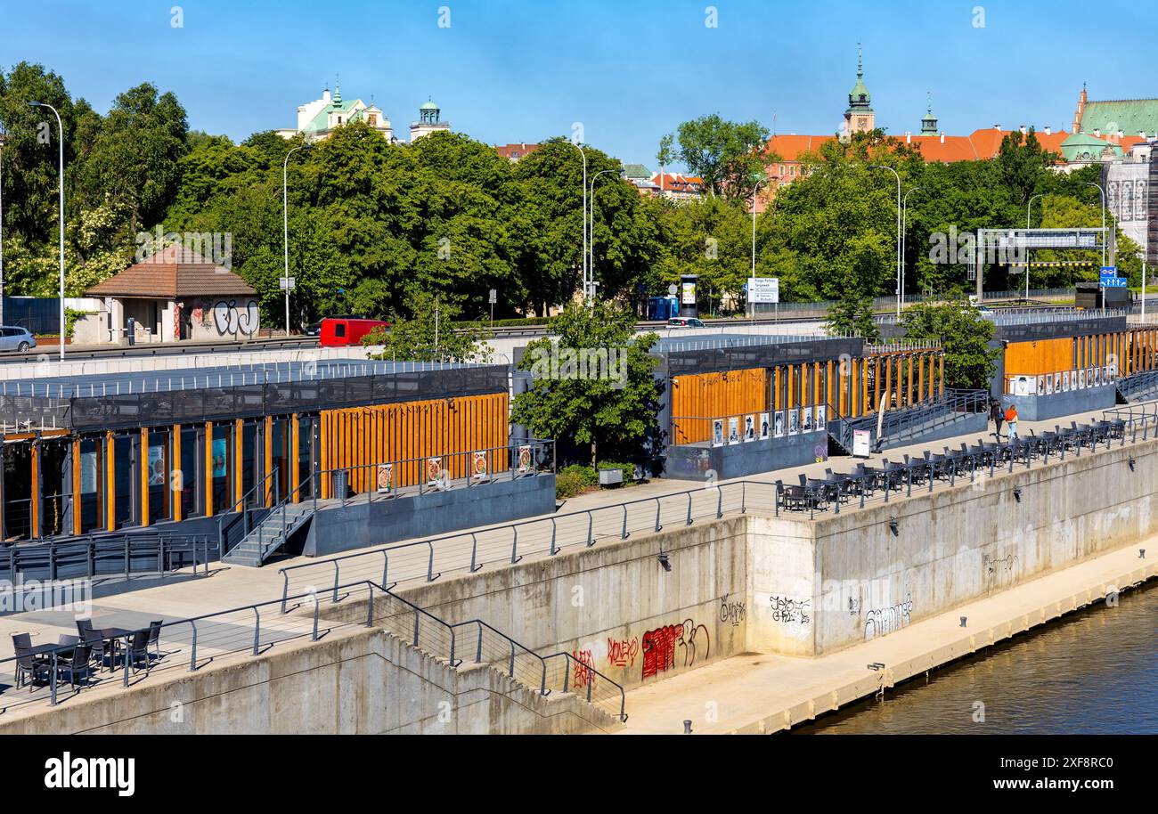 Warschau, Polen - 12. Mai 2024: Altstadt Stare Miasto und Mariensztat Viertel Panoramablick mit Wybrzeze Kosciuszkowskie Boulevard an der Weichsel Stockfoto