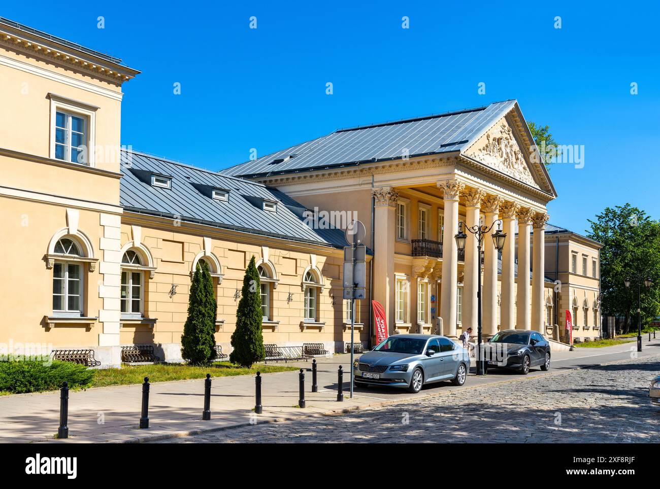 Warschau, Polen - 12. Mai 2024: Der historische Lazienki Teodozji Majewskiej Palast dient als Fakultät für Universitätsjournalismus in der Bednarska Straße in der Altstadt Stockfoto