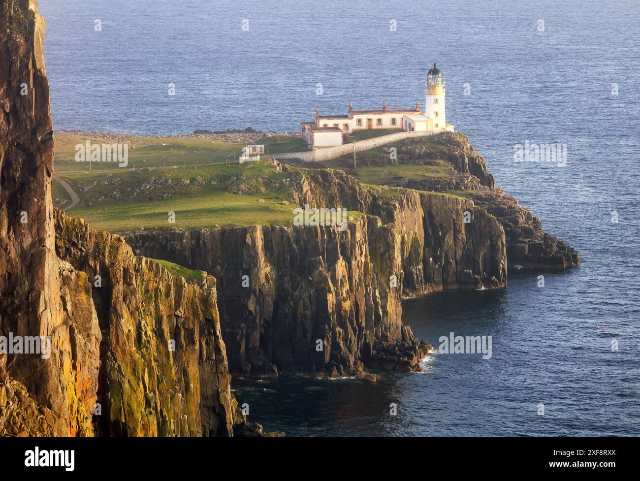 Neist Point Lighthouse auf der Isle of Skye in Schottland, Küstenlandschaft mit Ozean Stockfoto