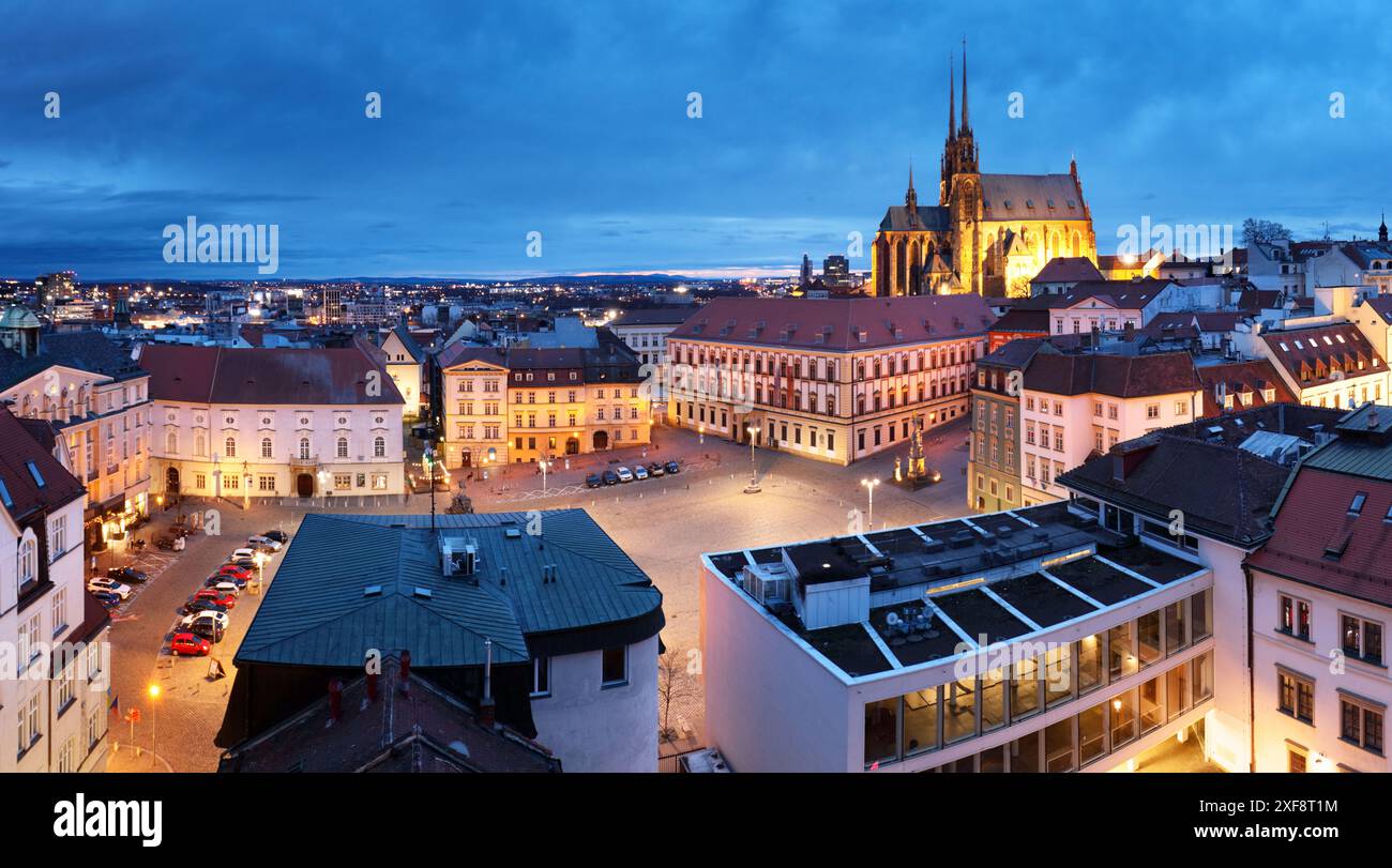 Altstadt mit Weihnachtsmarkt und Kathedrale St. Peter und Paul in Brno, Tschechische Republik, vom Rathausturm bei Nacht gesehen Stockfoto