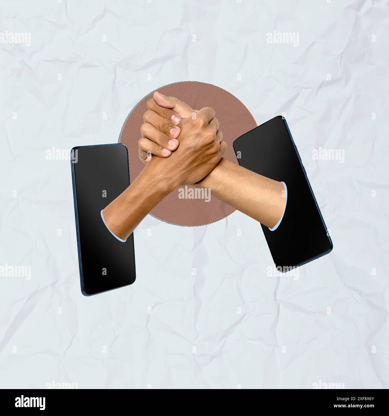 Zwei Menschen schütteln die Hand durch Smartphones und repräsentieren das Konzept virtueller Meetings und Remote Collaboration im digitalen Zeitalter Stockfoto