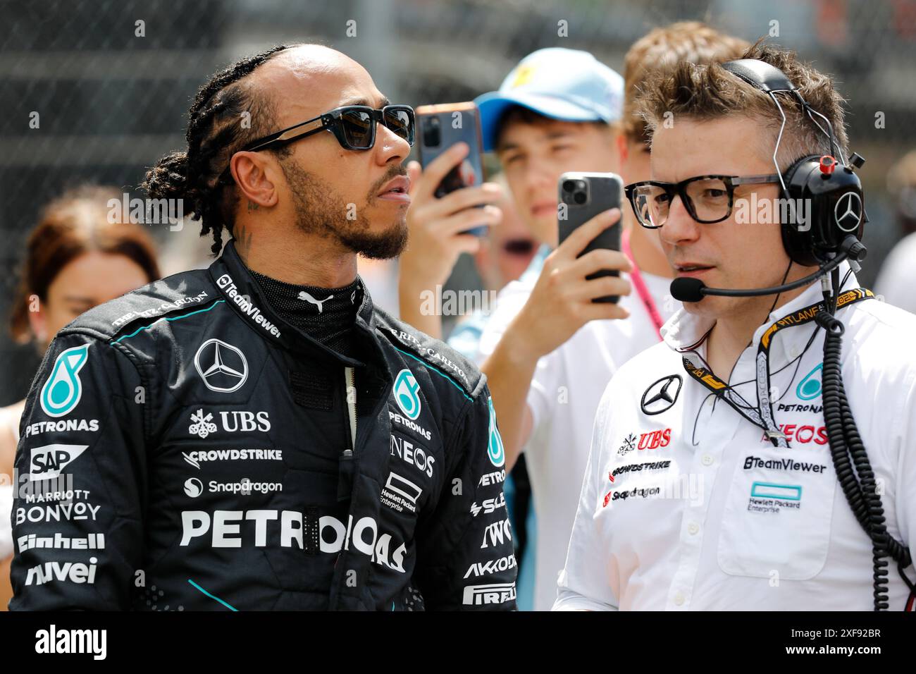 Spielberg, Österreich. Juni 30 2024. Formel 1 Quatar Airlines großer Preis von Österreich am Red Bull Ring, Österreich. Im Bild: Lewis Hamilton (GBR) vom Mercedes-AMG PETRONAS F1 Team mit seinem Renningenieur Pete „Bono“ Bonnington vor dem Start des Rennens auf der Startaufstellung © Piotr Zajac/Alamy Live News Stockfoto