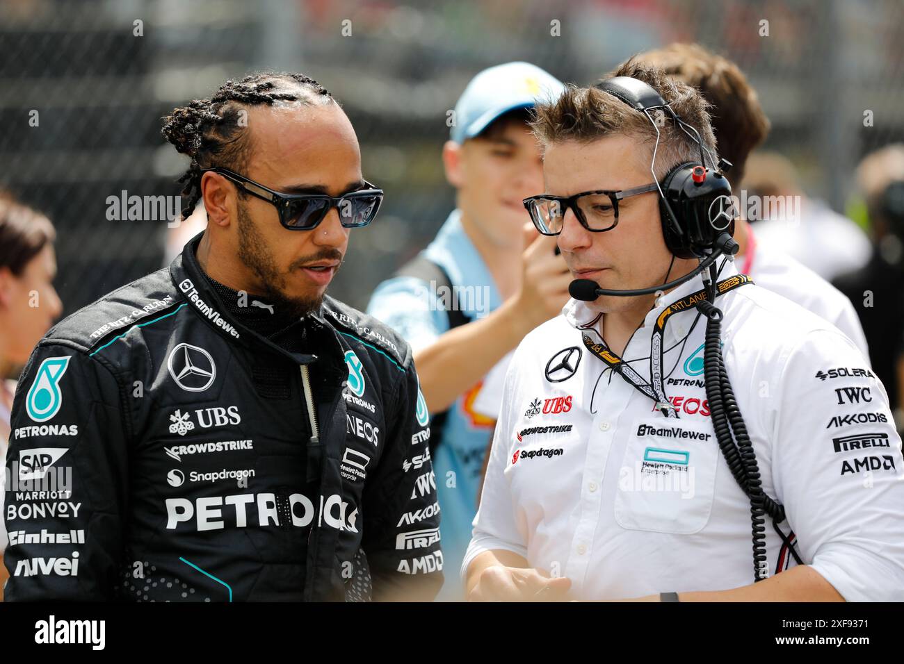 Spielberg, Österreich. Juni 30 2024. Formel 1 Quatar Airlines großer Preis von Österreich am Red Bull Ring, Österreich. Im Bild: Lewis Hamilton (GBR) vom Mercedes-AMG PETRONAS F1 Team mit seinem Renningenieur Pete „Bono“ Bonnington vor dem Start des Rennens auf der Startaufstellung © Piotr Zajac/Alamy Live News Stockfoto