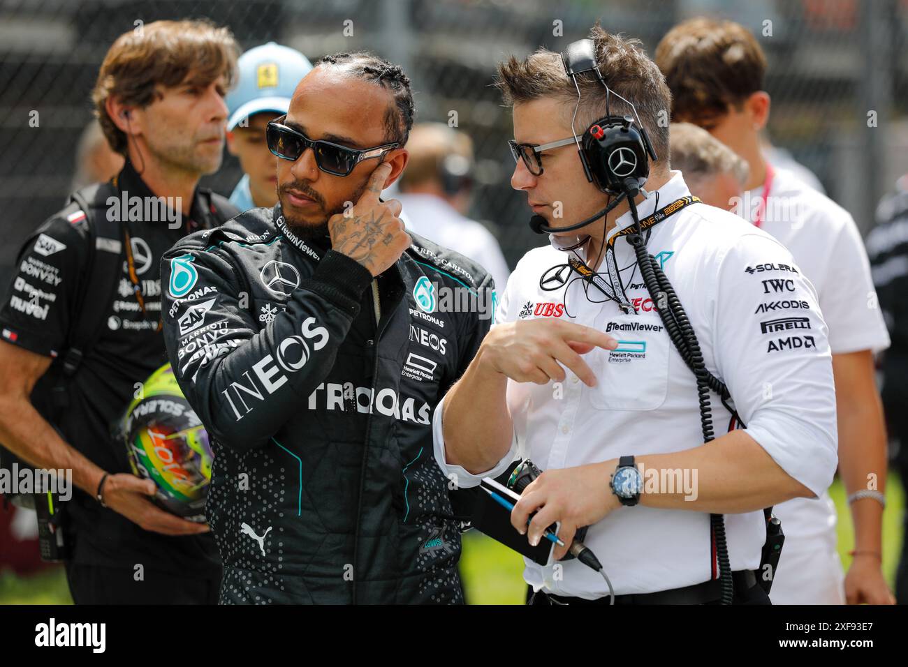 Spielberg, Österreich. Juni 30 2024. Formel 1 Quatar Airlines großer Preis von Österreich am Red Bull Ring, Österreich. Im Bild: Lewis Hamilton (GBR) vom Mercedes-AMG PETRONAS F1 Team mit seinem Renningenieur Pete „Bono“ Bonnington vor dem Start des Rennens auf der Startaufstellung © Piotr Zajac/Alamy Live News Stockfoto
