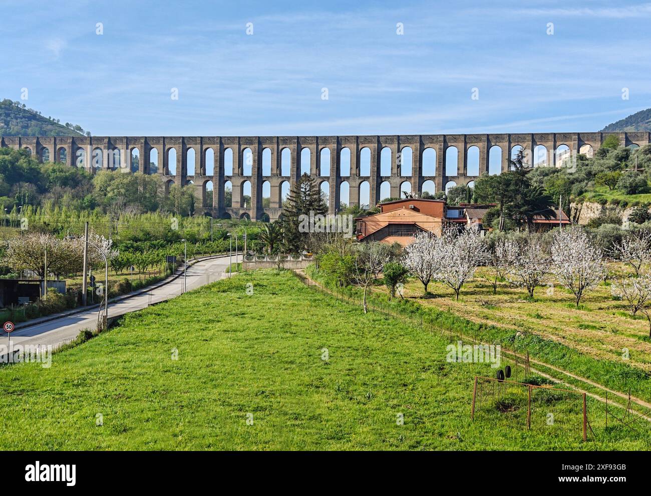 Das von Luigi Vanvitelli erbaute und eng mit der Reggia di Caserta verbundene Aquädukt Caroline ist eines der am besten erhaltenen in Italien Stockfoto