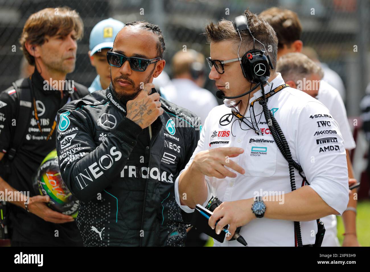 Spielberg, Österreich. Juni 30 2024. Formel 1 Quatar Airlines großer Preis von Österreich am Red Bull Ring, Österreich. Im Bild: Lewis Hamilton (GBR) vom Mercedes-AMG PETRONAS F1 Team mit seinem Renningenieur Pete „Bono“ Bonnington vor dem Start des Rennens auf der Startaufstellung © Piotr Zajac/Alamy Live News Stockfoto