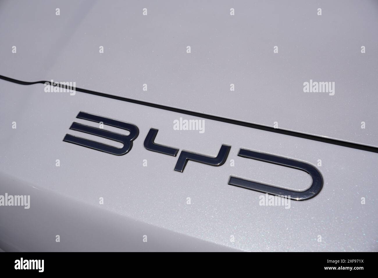 England Großbritannien – 20. April 2024 BYD-Logo des chinesischen Autoherstellers. Fahrzeugmarke für batteriebetriebene Elektrofahrzeuge und Hybridfahrzeuge Stockfoto