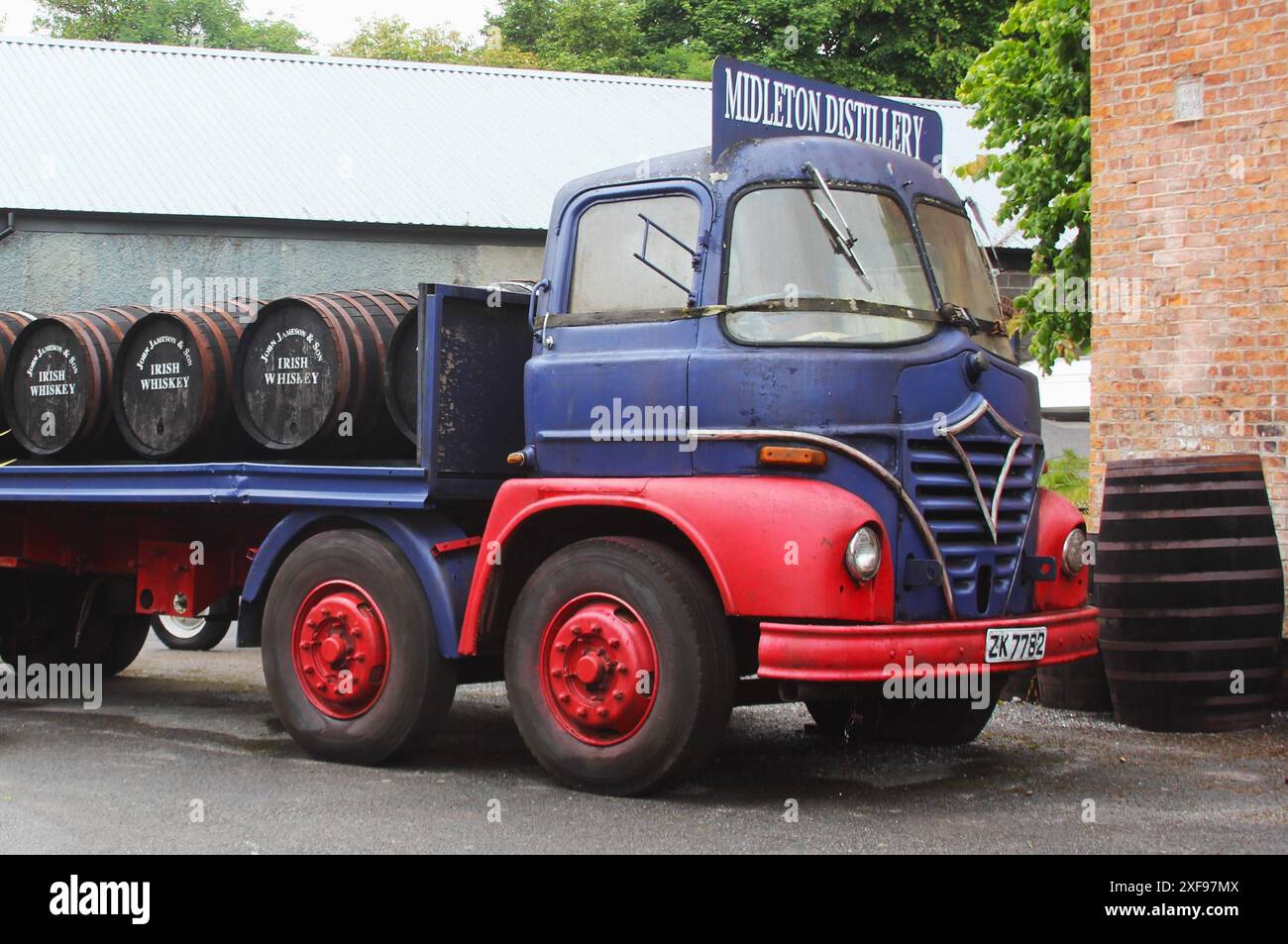 Foden war ein britischer Hersteller schwerer LKW, der zuletzt Teil der PACCAR Inc-Gruppe war. Foto: Foden S20 der Midleton Distillery, Baujahr 1959 - mit Whiskey auf der Ladefläche *** Foden war ein britischer Hersteller von schweren Lkw, zuletzt Teil der PACCAR Inc Group Photo Foden S20 der Midleton Distillery, die 1959 mit Whiskey auf der Ladefläche gebaut wurde Stockfoto