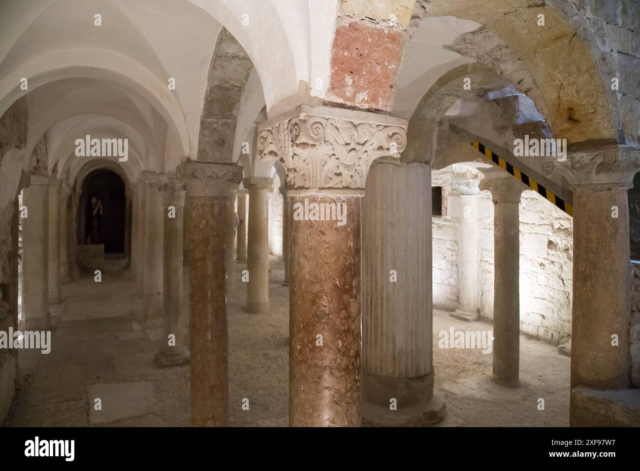 Frühromanische Cripta della chiesa di San Salvatore (Krypta der Kirche San Salvatore) aus dem VIII. Bis XII. Jahrhundert in der frühromanischen Basilika di Stockfoto