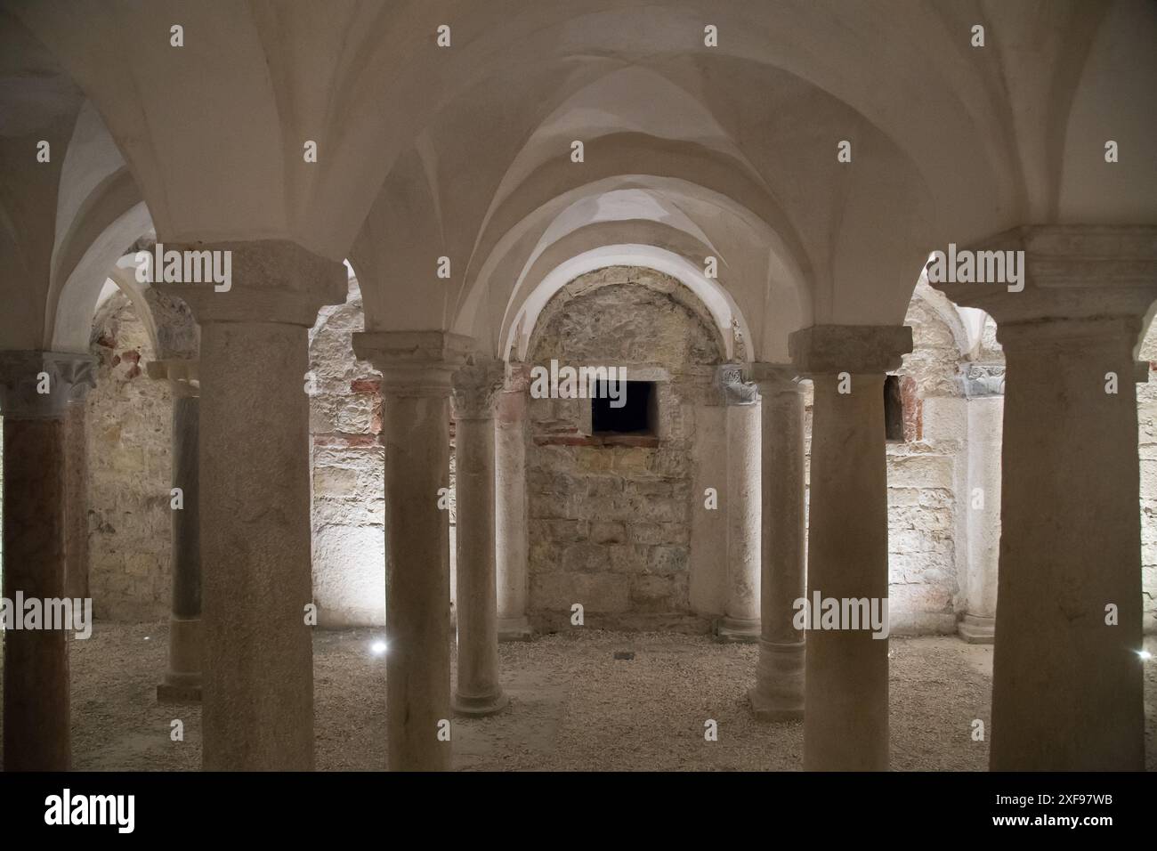 Frühromanische Cripta della chiesa di San Salvatore (Krypta der Kirche San Salvatore) aus dem VIII. Bis XII. Jahrhundert in der frühromanischen Basilika di Stockfoto