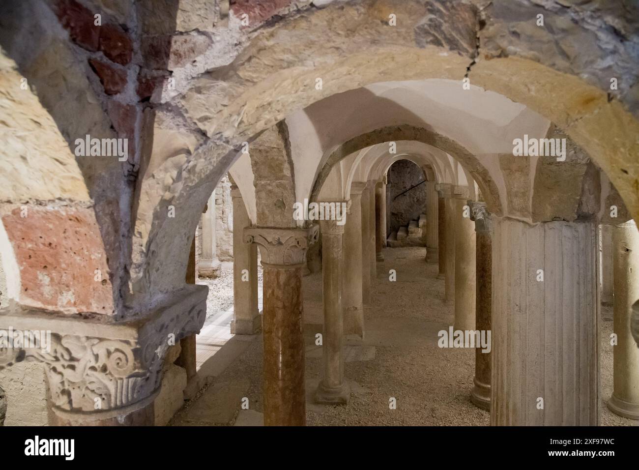 Frühromanische Cripta della chiesa di San Salvatore (Krypta der Kirche San Salvatore) aus dem VIII. Bis XII. Jahrhundert in der frühromanischen Basilika di Stockfoto