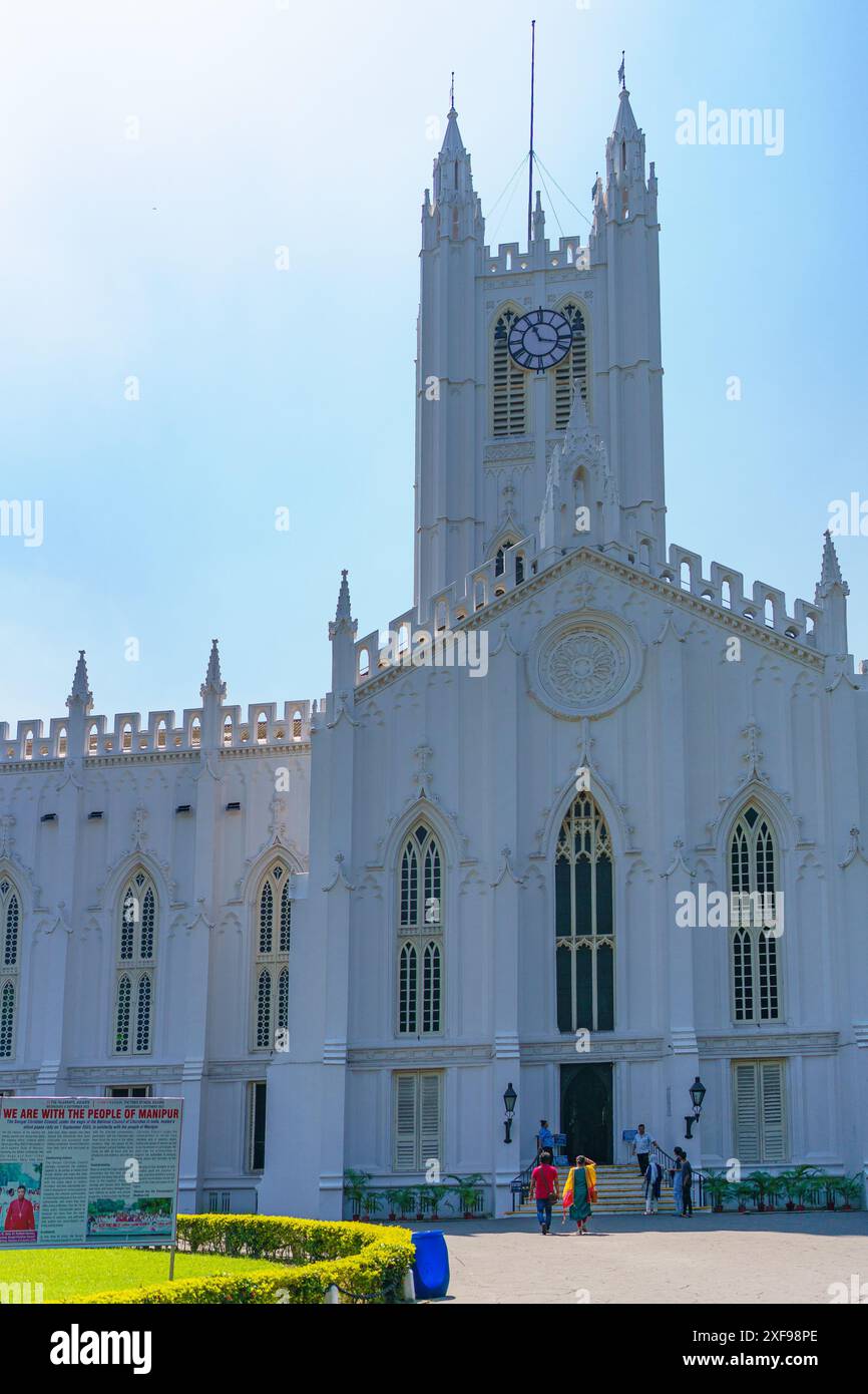 Kalkutta, Indien - 5. November 2023: Kirchenfassade der St. Paul's Cathedral. Herrliche Kirche im neugotischen Stil, ein Symbol für architektonischen Glanz und Geist Stockfoto