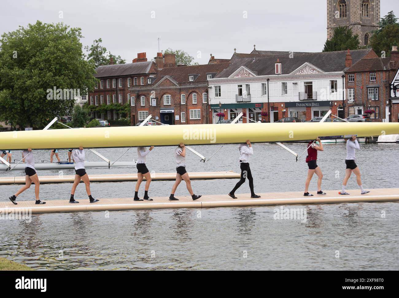 Henley-on-Thames, Großbritannien. Juli 2024. Es war ein geschäftiger Morgen bei der 185. Henley Royal Regatta am ersten Tag der sechstägigen Veranstaltung. Ruderer aus aller Welt treten an der weltberühmten Veranstaltung an der Themse in Henley-on-Thames in Oxfordshire an. Quelle: Maureen McLean/Alamy Live News Stockfoto