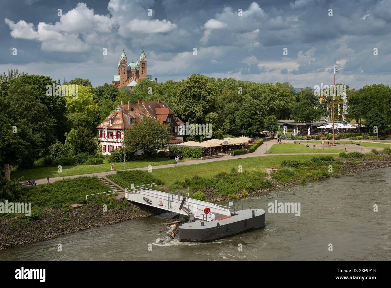 Biergarten am Rhein und Kaiserdom, Maria- und Stephansdom, UNESCO-Weltkulturerbe, Speyer, Rheinland-Pfalz Stockfoto