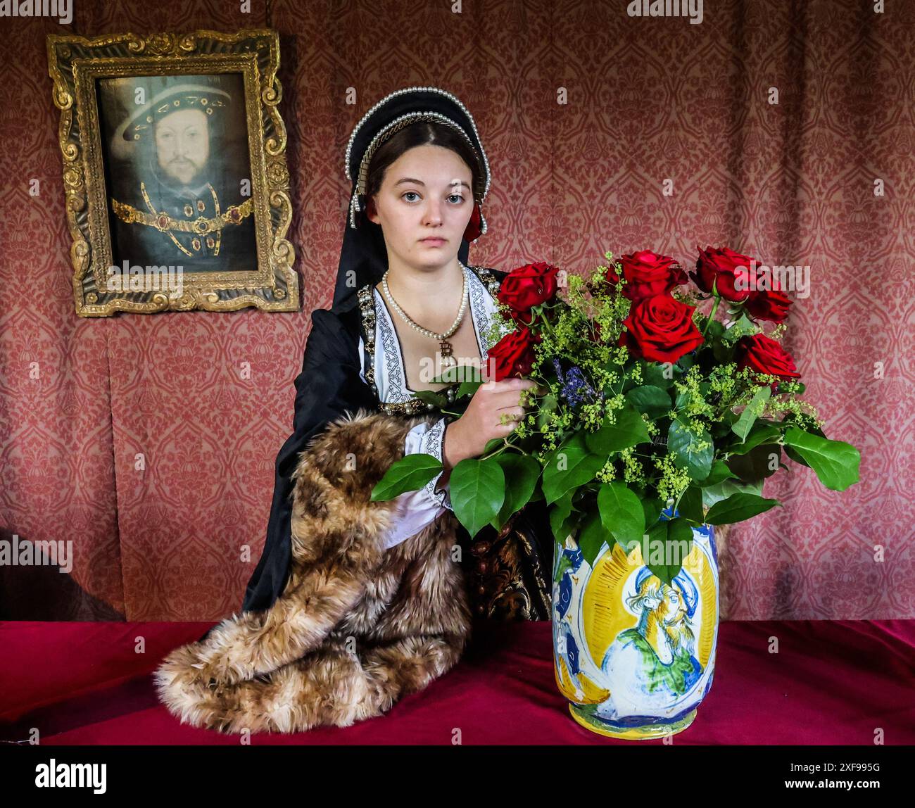 Hever Castle, Kent, Großbritannien. Juli 2024. Das Haus der Kindheit von Anne Boleyn - wohl die bezauberndste und berühmteste der sechs Ehefrauen Heinrichs VIII. - Enthüllte das Boleyn Apartment im ersten Stock des Schlosses, um Besuchern ein wirklich einzigartiges und immersives Erlebnis der Tudor-Geschichte zu bieten. Paul Quezada-Neiman/Alamy Live News Credit: Paul Quezada-Neiman/Alamy Live News Stockfoto