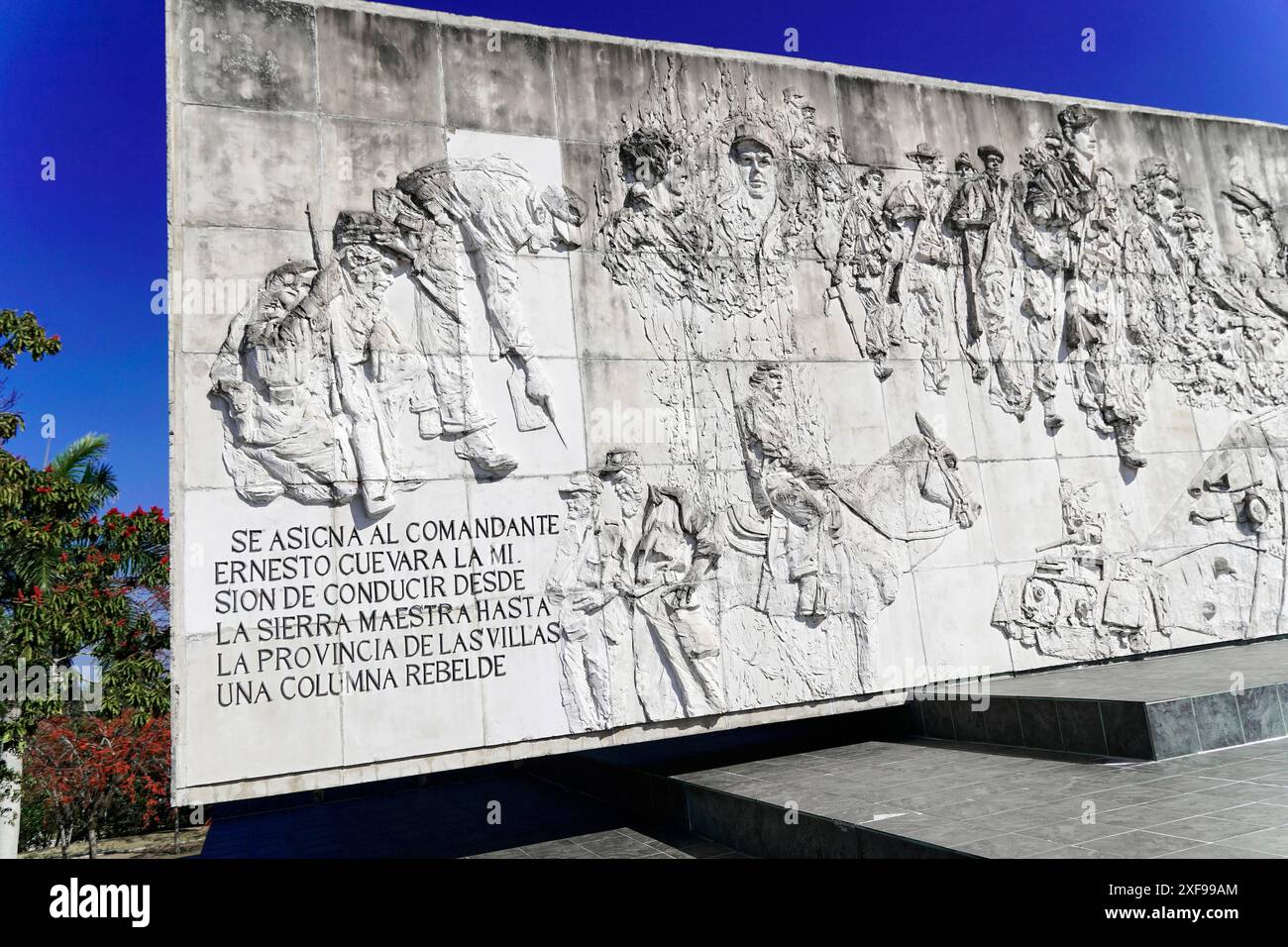 Relief einer Prozession von Menschen mit verschiedenen Aktivitäten an einer Gedenkstätte (Denkmal del Ernesto Che Guevara, Santa Clara), Kuba Stockfoto