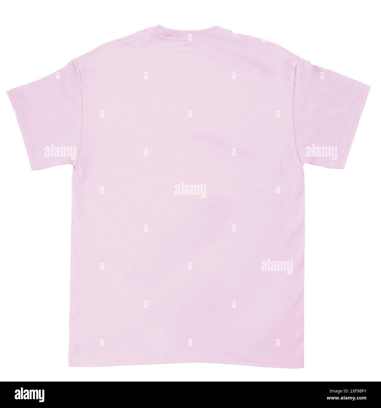 Ein einfarbiges rosafarbenes T-Shirt mit kurzen Ärmeln und schlichtem Design, geeignet für Freizeitkleidung Stockfoto