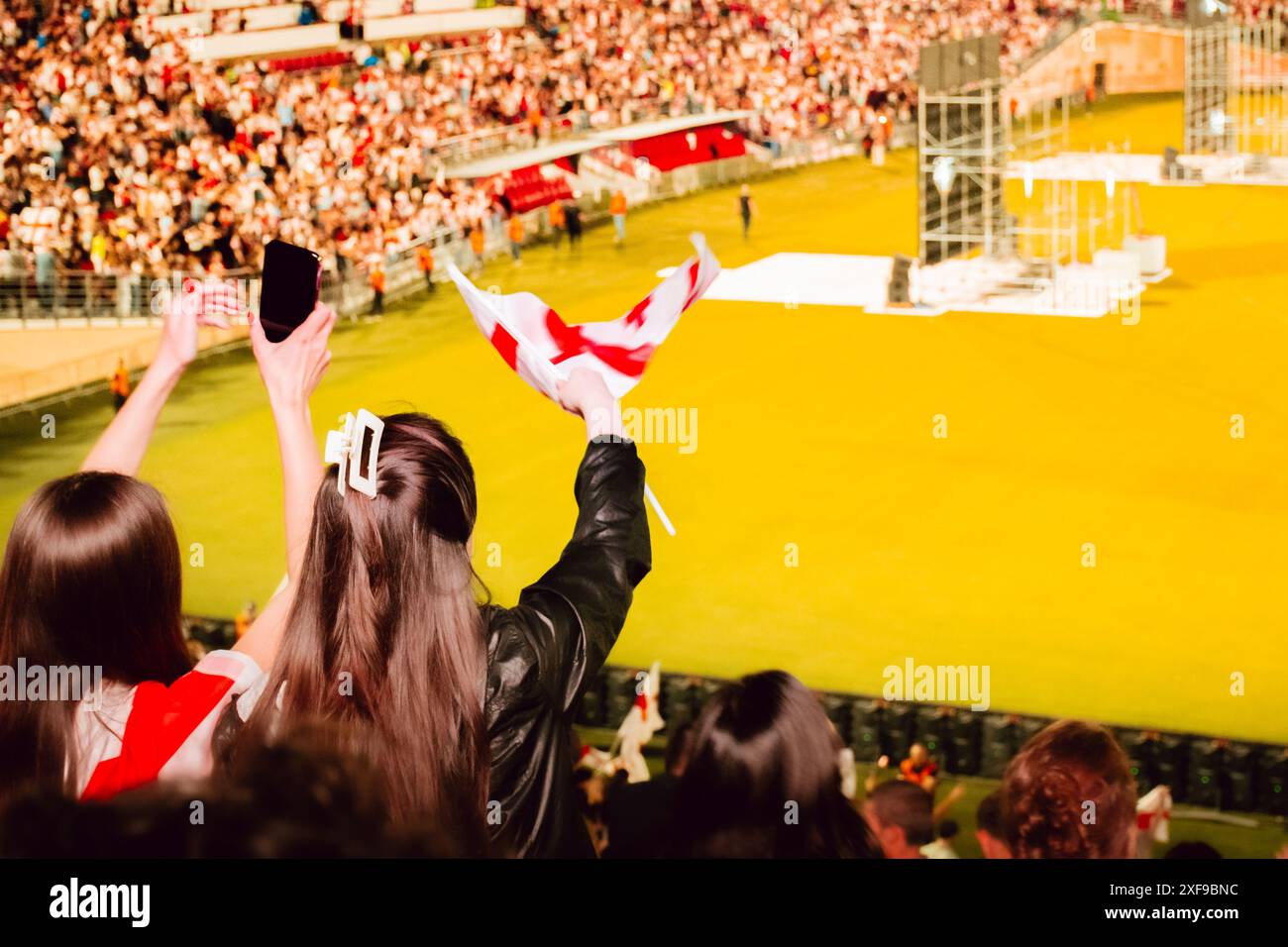 Tiflis, Georgien - 20. juni 2024: georgische Unterstützerinnen schwenken georgische Fahnen. Georgien - Spanien. Fans der Georgia Country Football-Nationalmannschaft Stockfoto