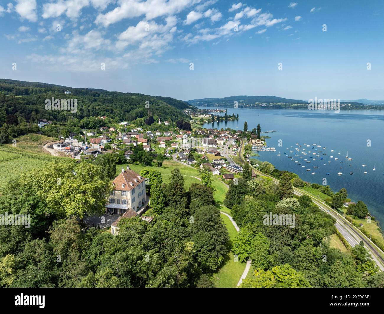 Aus der Vogelperspektive des Arenenbergs mit Schloss Arenenberg, Napoleon Museum, am Seeufer der Gemeinde Mannenbach-Salenstein am westlichen See Stockfoto