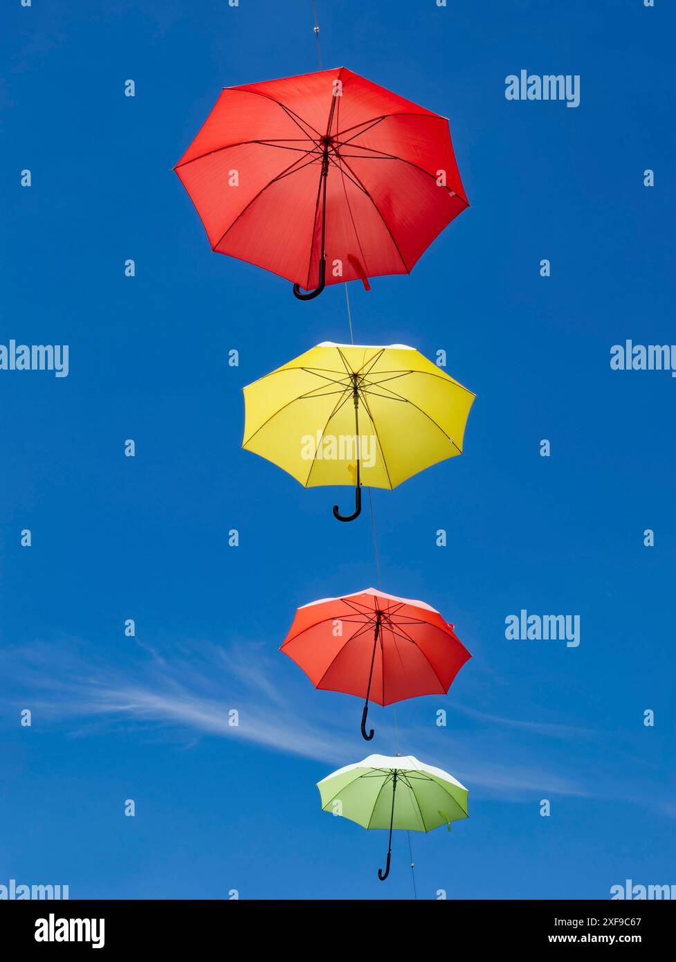 Bunte Regenschirme als Stadtdekoration, Altstadt von Eisenberg, Saale-Holzland, Thüringen, Deutschland Stockfoto