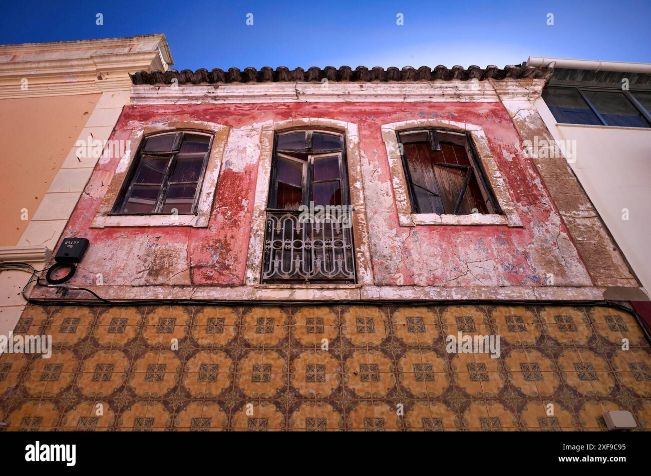 Azulejos, Fliesen, Fliesendekoration, Hausfassade, verwittert, Silves, Algarve, Portugal Stockfoto