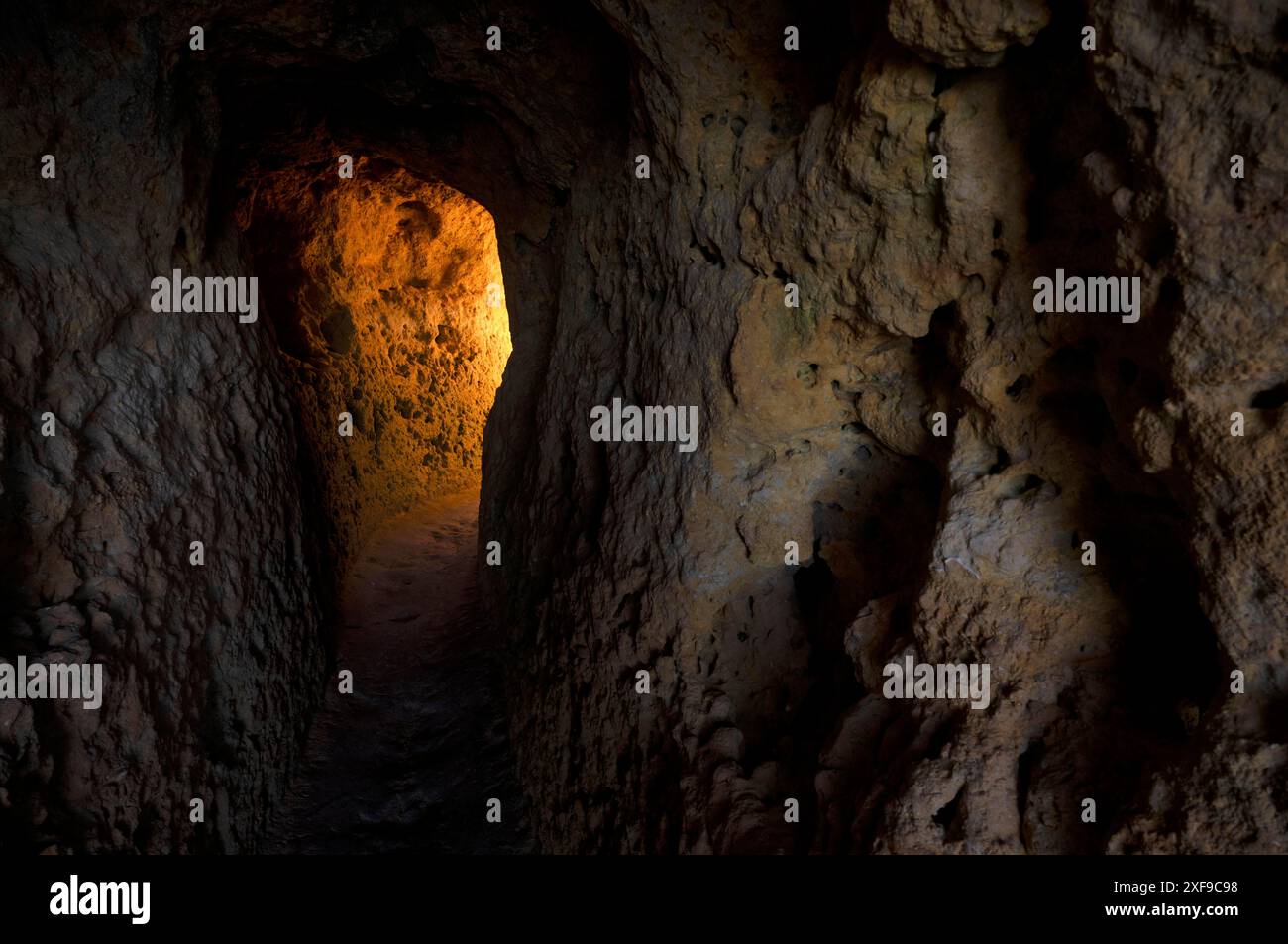 Licht am Ende des Tunnels, Algar Seco Felsformation, farbige Felsen und unterirdische Höhlen, Höhlen, Glühen, Glühen, Sonne, Muschelkalkstein, Carvoeiro Stockfoto