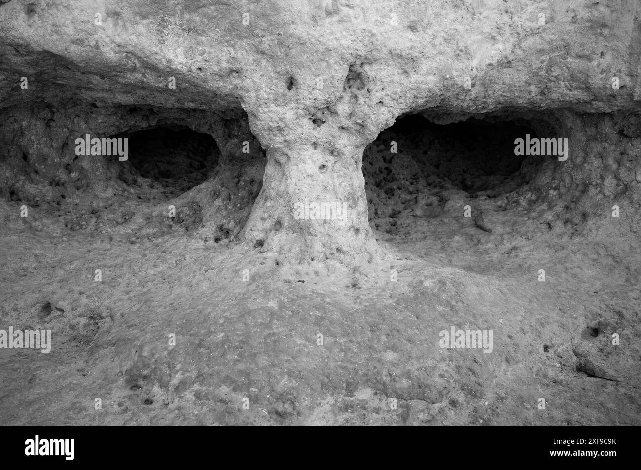 Augen, Gesicht, Algar Seco Felsformation, farbige Felsen und unterirdische Höhlen, Höhlen, Muschelkalkstein, schwarz-weiß, Carvoeiro, Algarve, Portugal Stockfoto