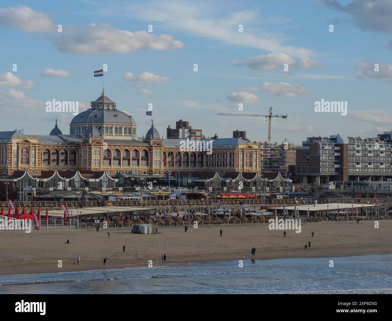 Großes Gebäude einer Küstenstadt mit Strand und Menschen, scheveningen, niederlande Stockfoto