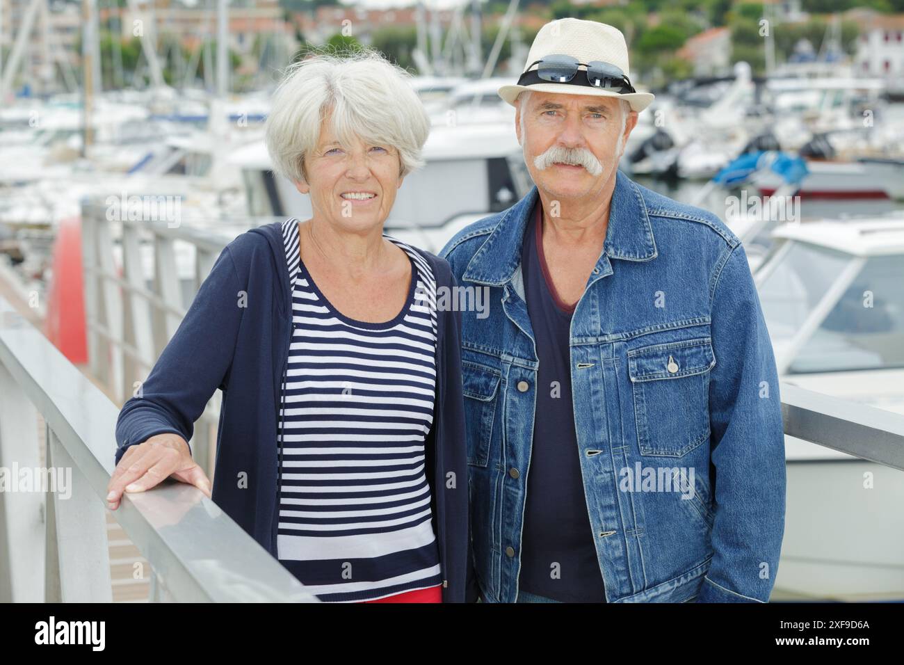 Glückliche ältere Erwachsene Paare Touristen nächste Kreuzfahrt Schiffe Stockfoto