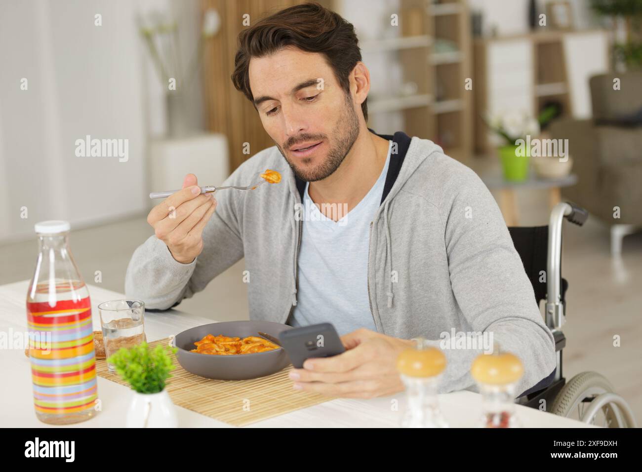 Behinderte im Rollstuhl zusammen - Mann paar kochen Stockfoto