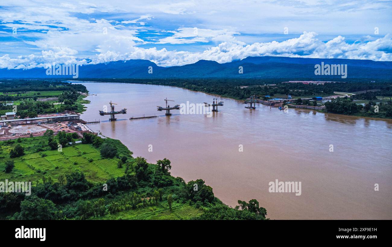 Aus der Vogelperspektive auf die Baustelle der Brücke über den Mekong. Bau einer neuen Thai-Lao-Freundschaftsbrücke in der Provinz Bueng Kan, Thai Stockfoto