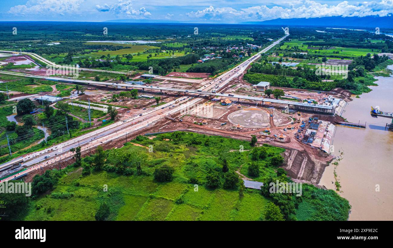 Aus der Vogelperspektive auf die Baustelle der Brücke über den Mekong. Bau einer neuen Thai-Lao-Freundschaftsbrücke in der Provinz Bueng Kan, Thai Stockfoto