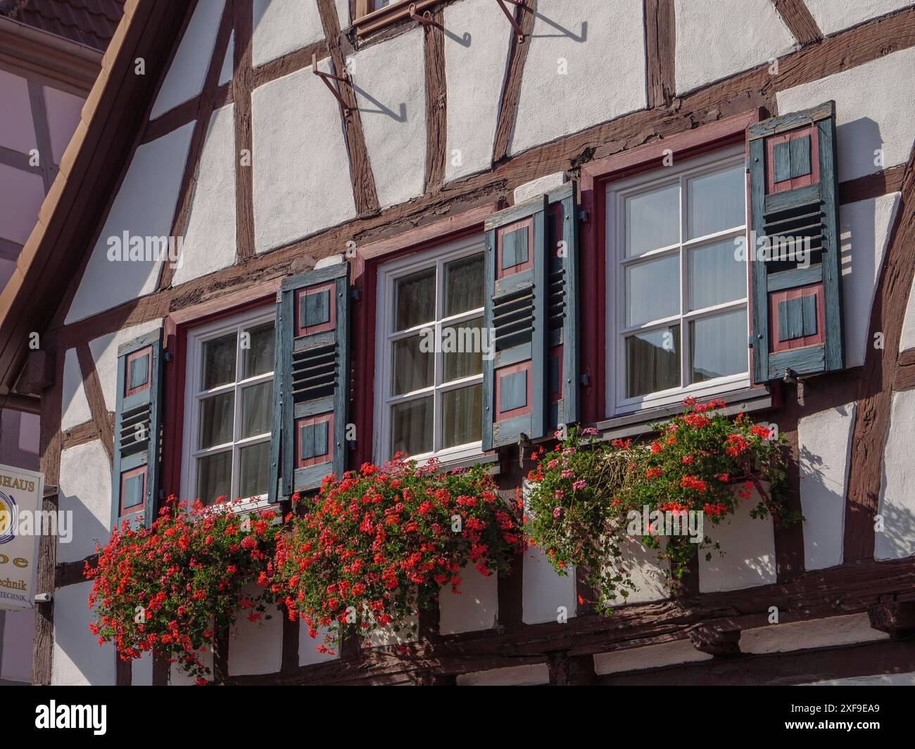 Fenster mit blumenkasten an einem fachwerkhaus -Fotos und -Bildmaterial in  hoher Auflsung  Alamy